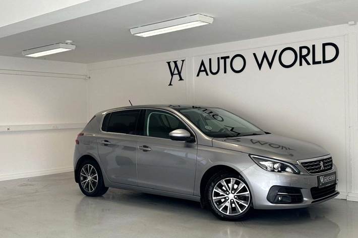 Grå Peugeot 308 fra 2018