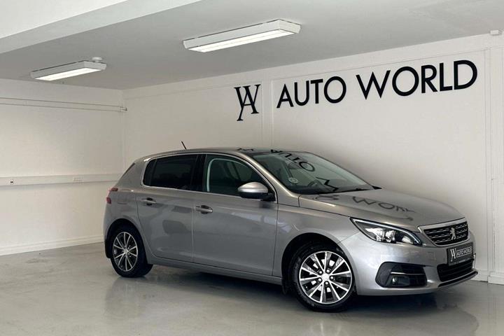 Grå Peugeot 308 fra 2018