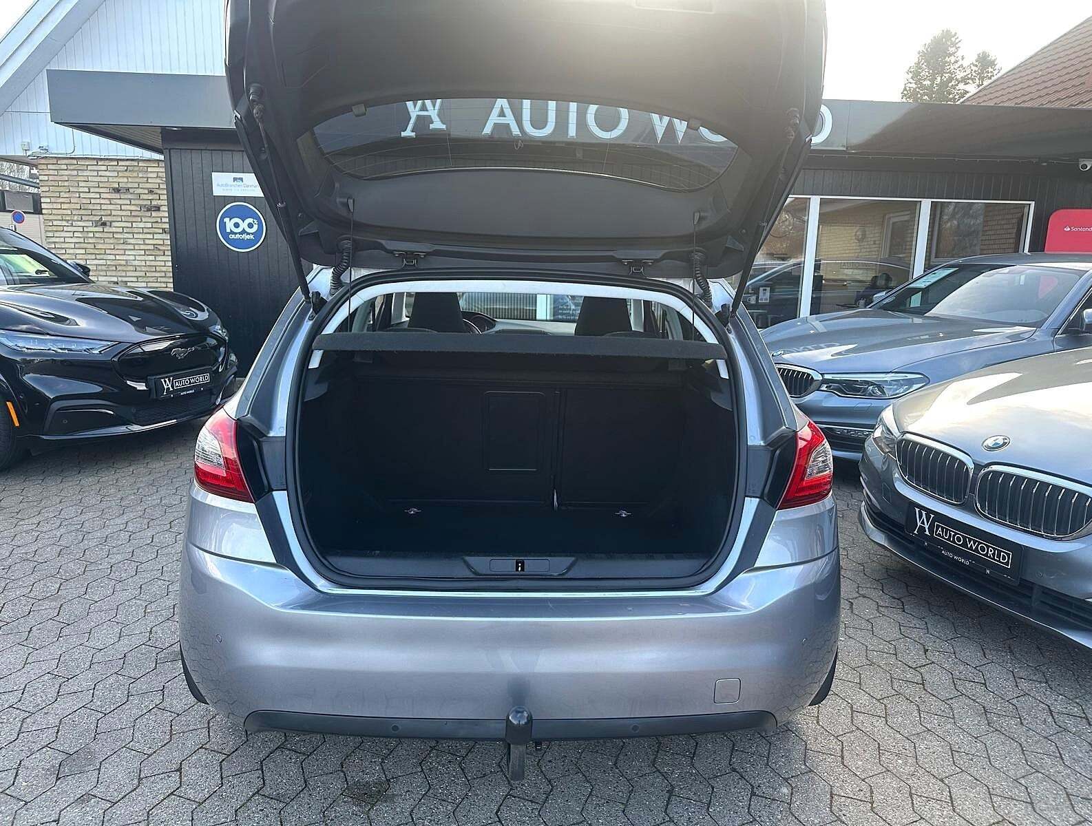 Grå Peugeot 308 fra 2018