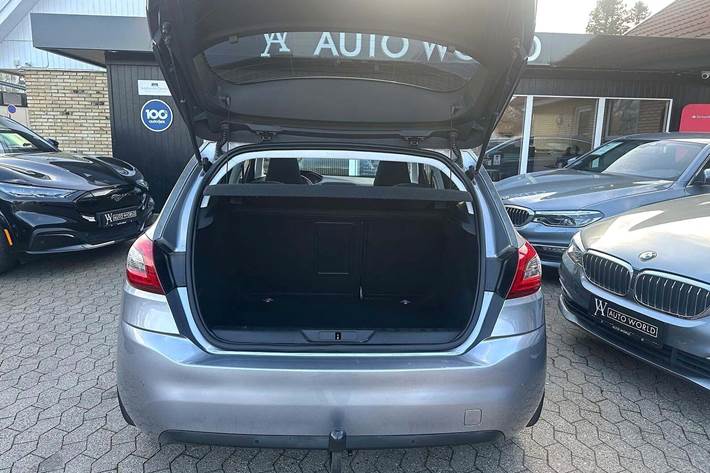 Grå Peugeot 308 fra 2018