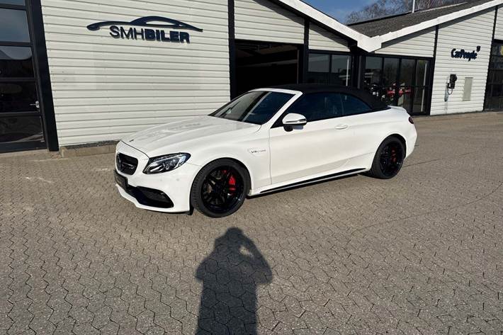 Hvid Mercedes C63 fra 2017 set udefra