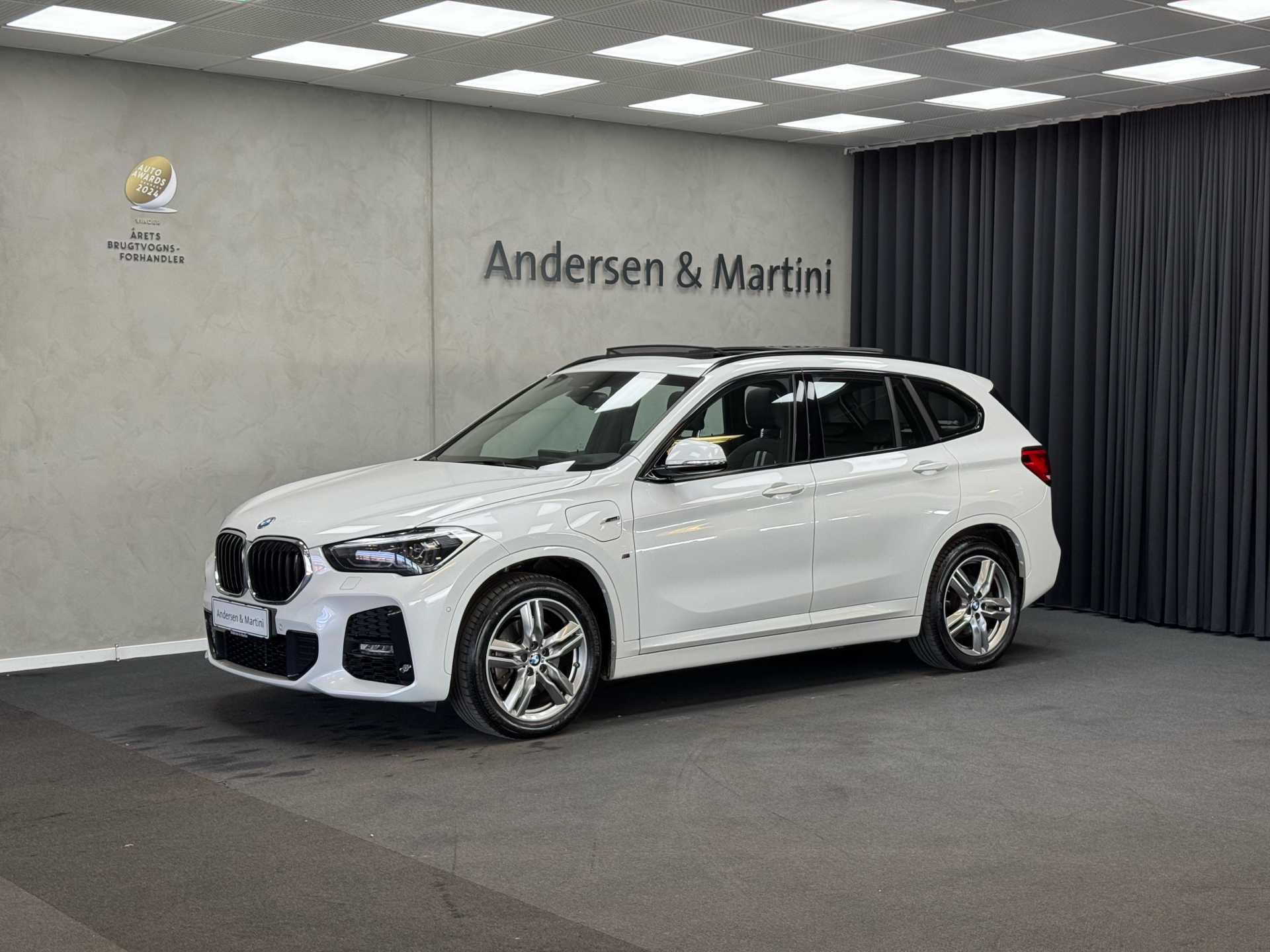 Hvid BMW X1 fra 2021 set udefra