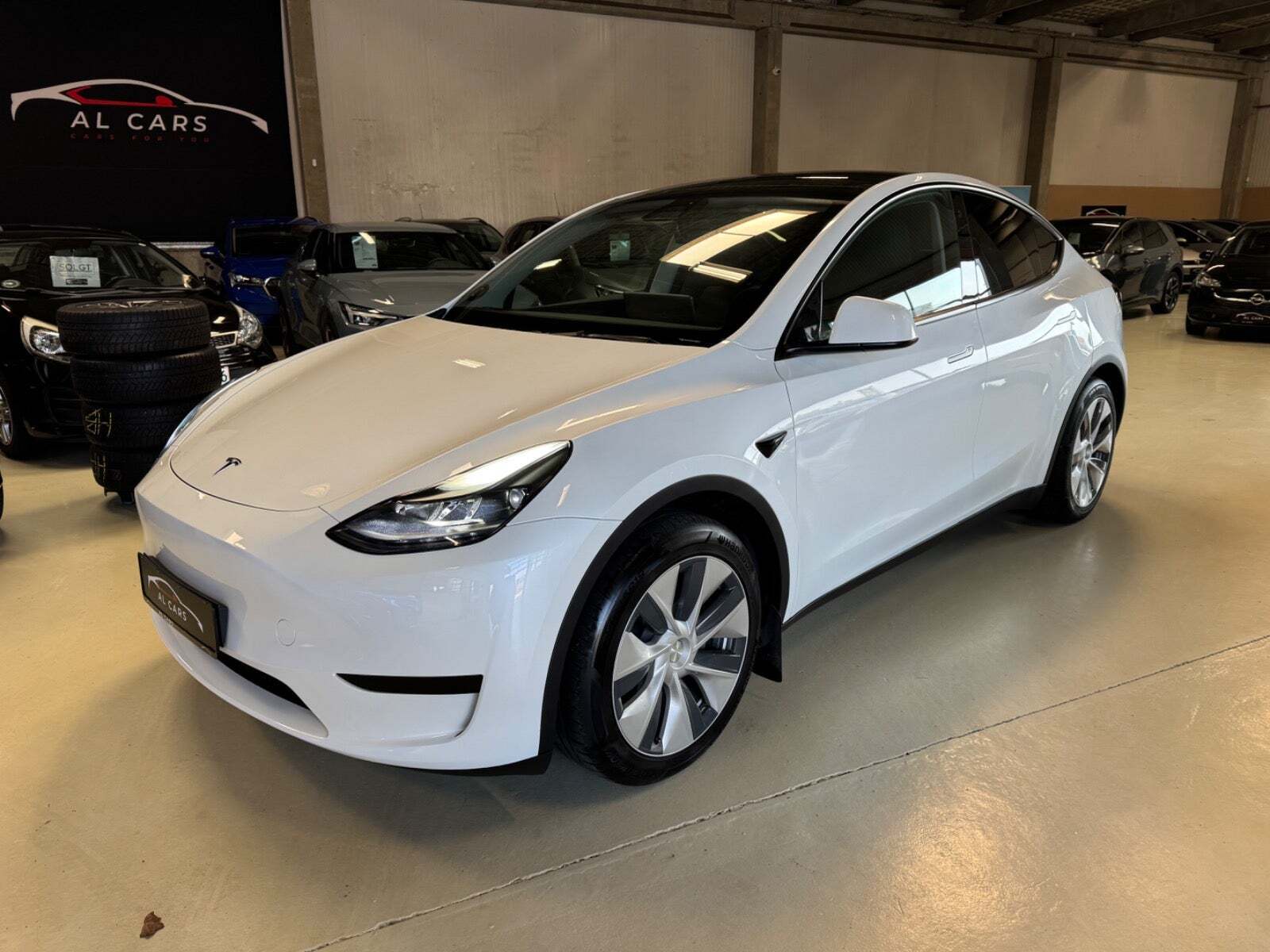 undefined Tesla Model Y fra 2023 set udefra