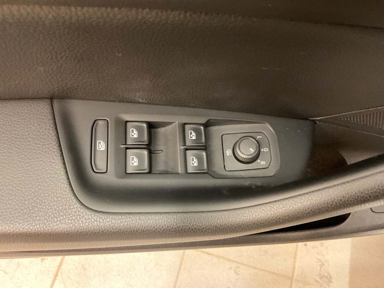 Grå VW Passat fra 2016