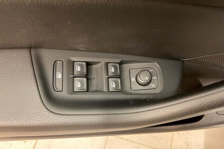 Grå VW Passat fra 2016