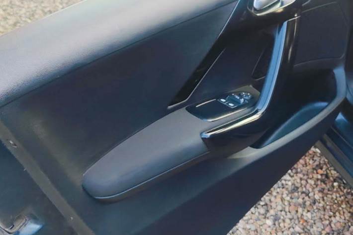 Sort Peugeot 208 fra 2013