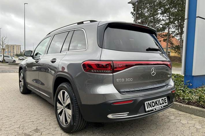 Grå Mercedes EQB300 fra 2022