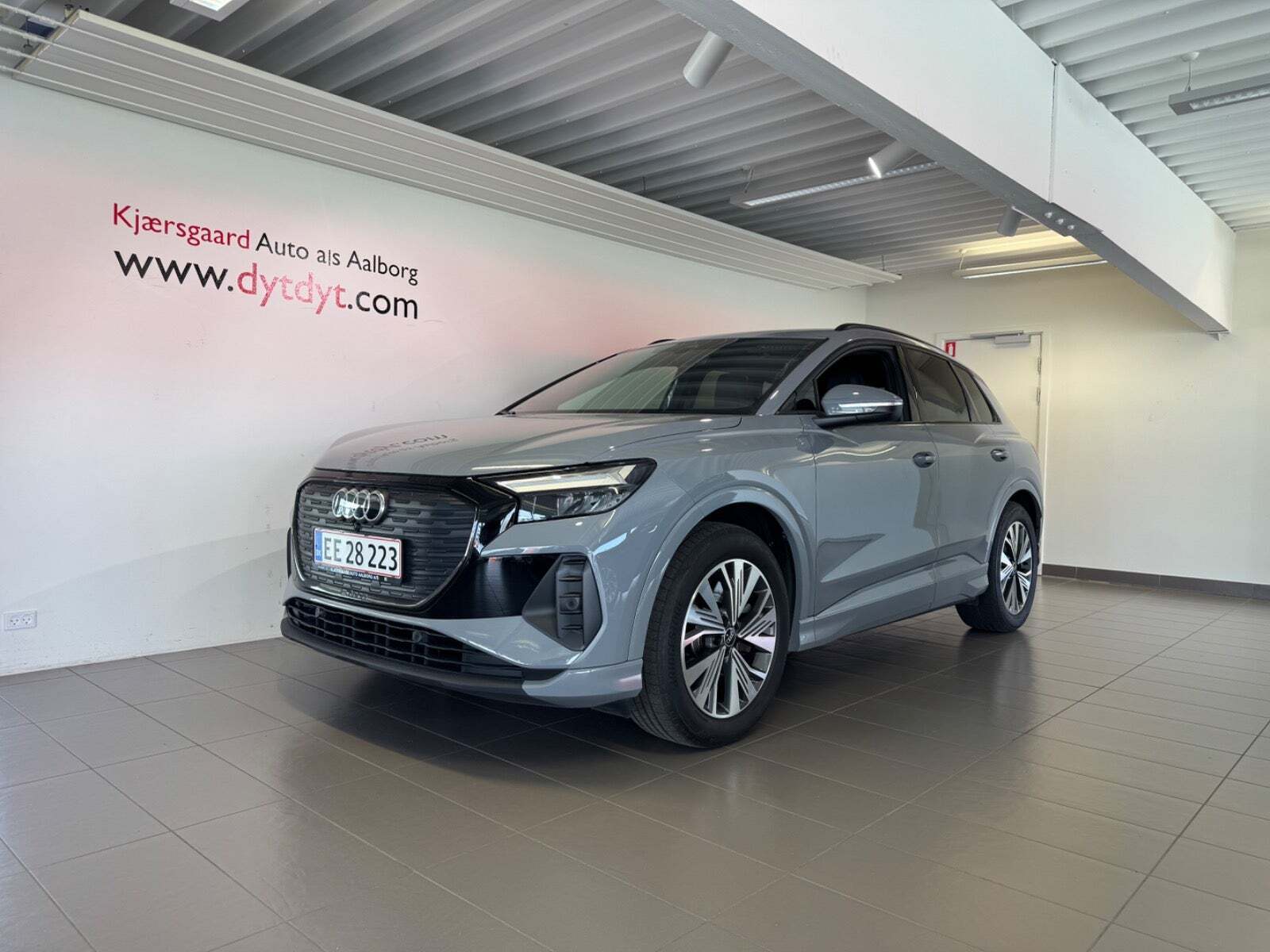 Grå Audi Q4 e-tron fra 2022 set udefra