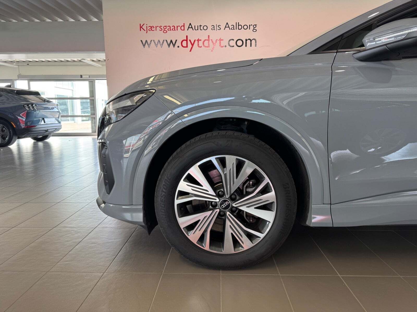 Grå Audi Q4 e-tron fra 2022