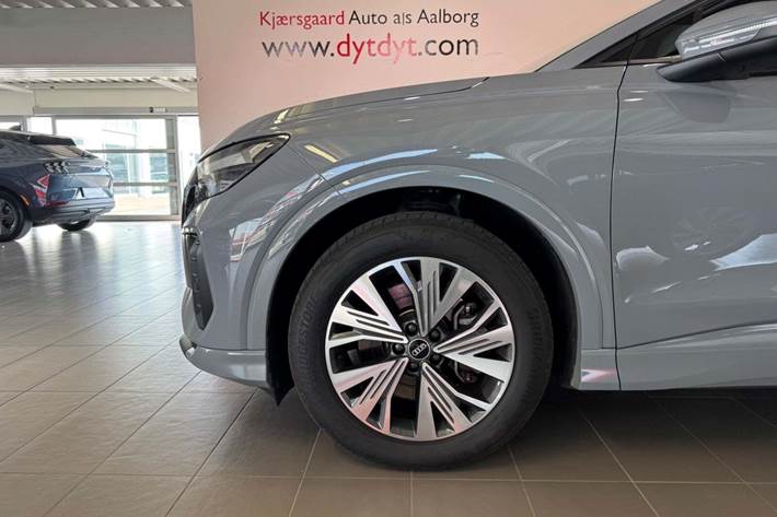 Grå Audi Q4 e-tron fra 2022
