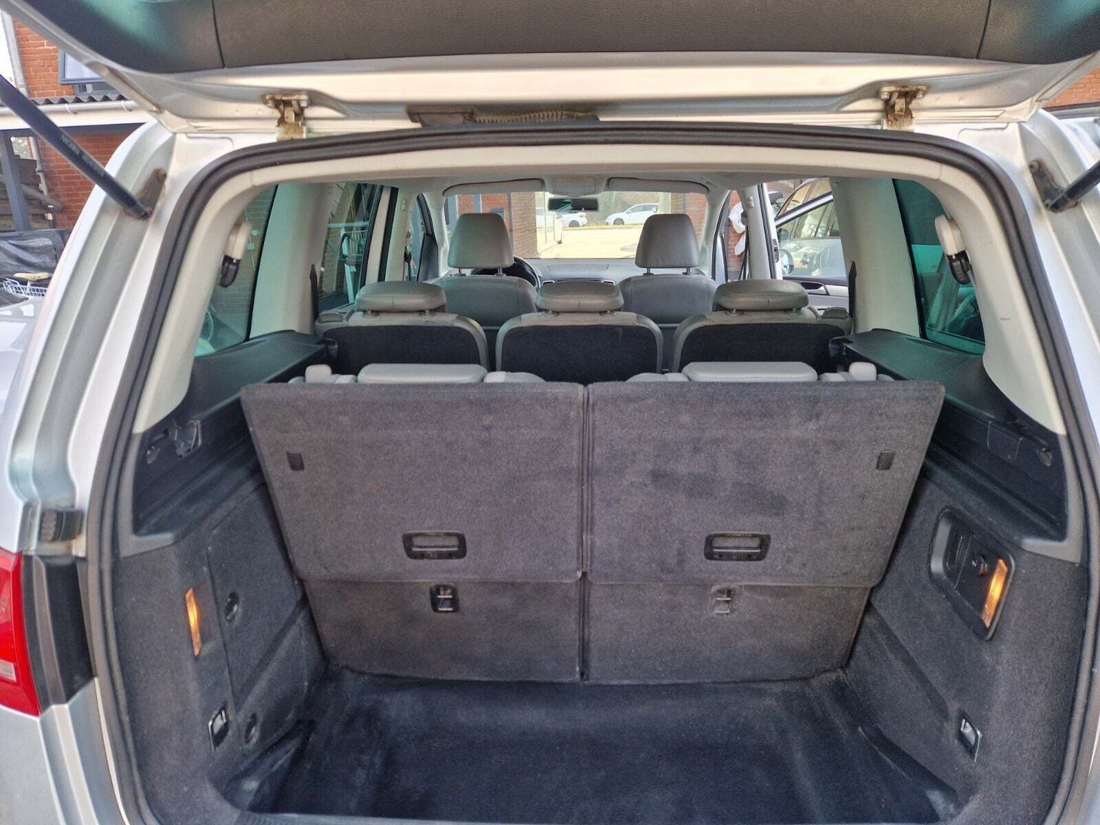 Sølv VW Sharan fra 2011