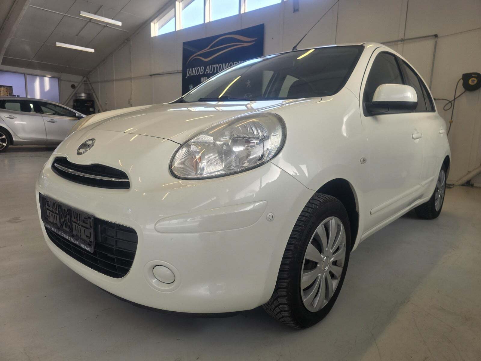 Hvid Nissan Micra fra 2011 set udefra