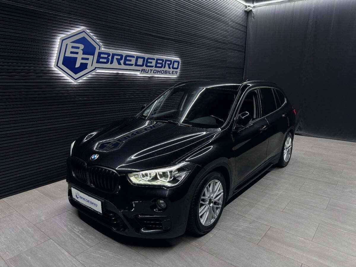 Sort BMW X1 fra 2017 set udefra