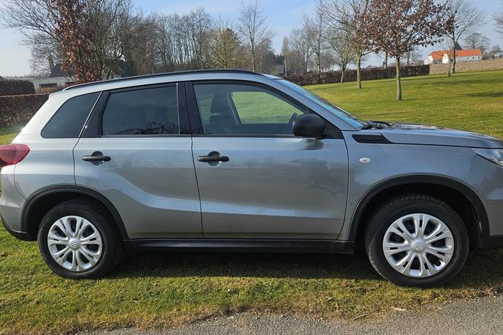 Grå Suzuki Vitara fra 2022