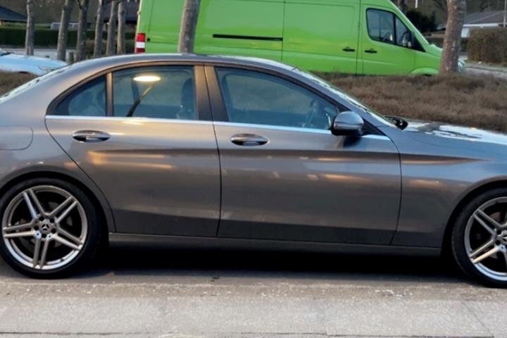 Grå Mercedes C-Klasse fra 2017