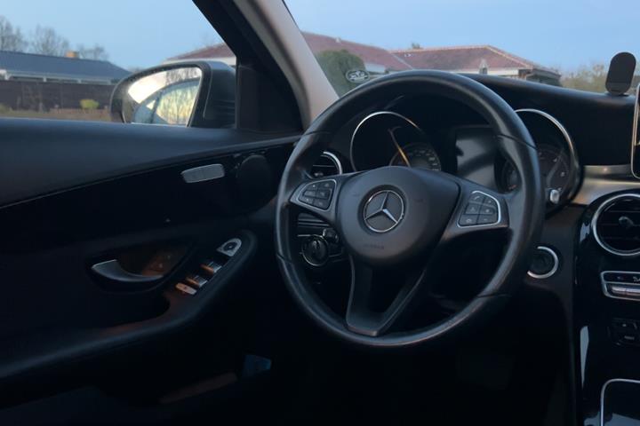 Grå Mercedes C-Klasse fra 2017