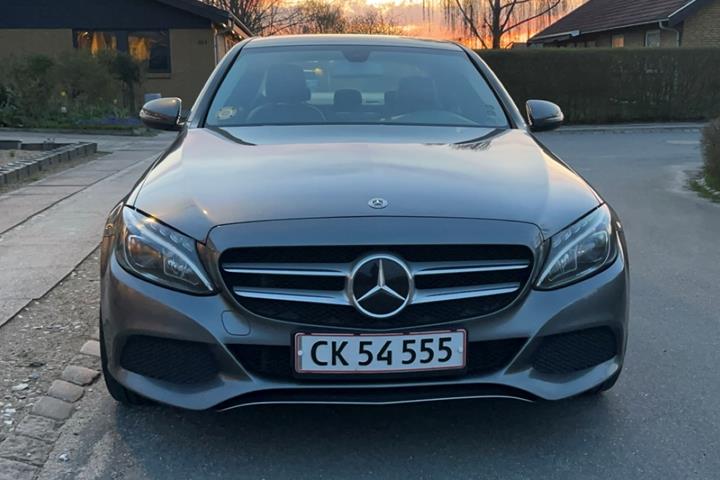 Grå Mercedes C-Klasse fra 2017