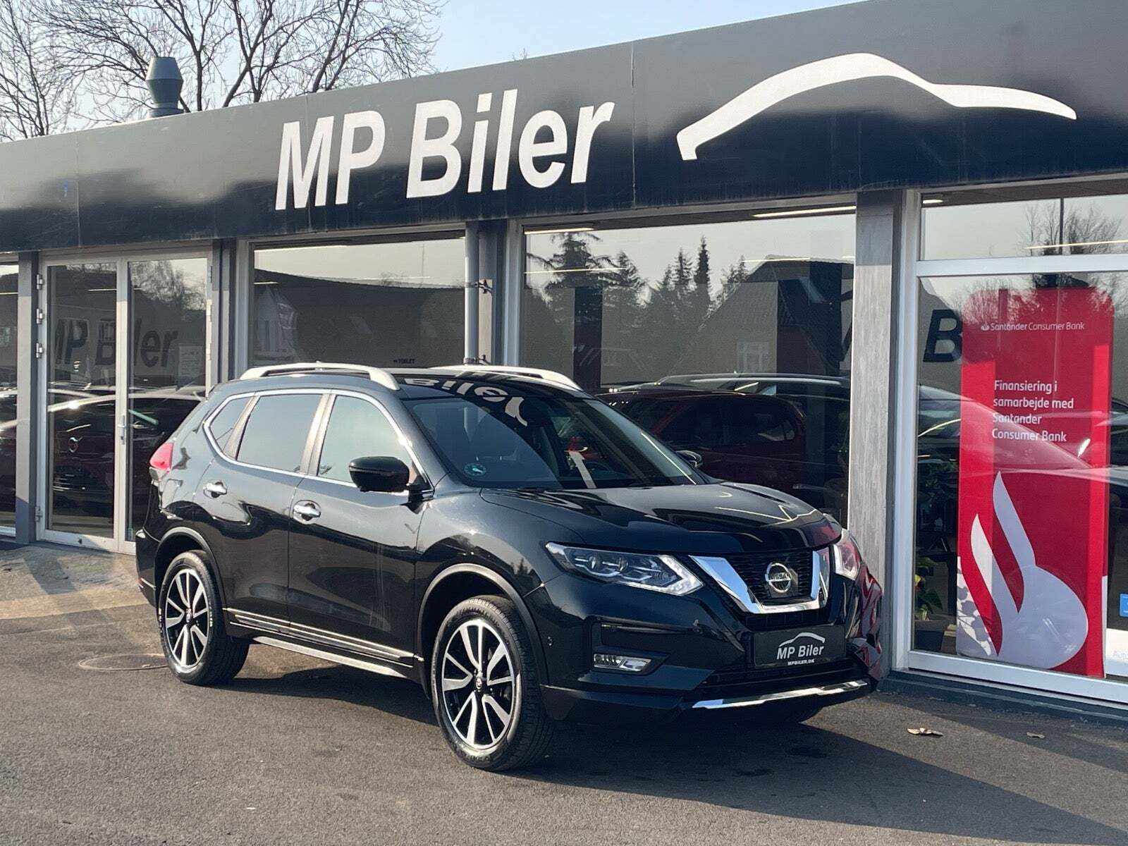 Sort Nissan X-Trail fra 2018 set udefra
