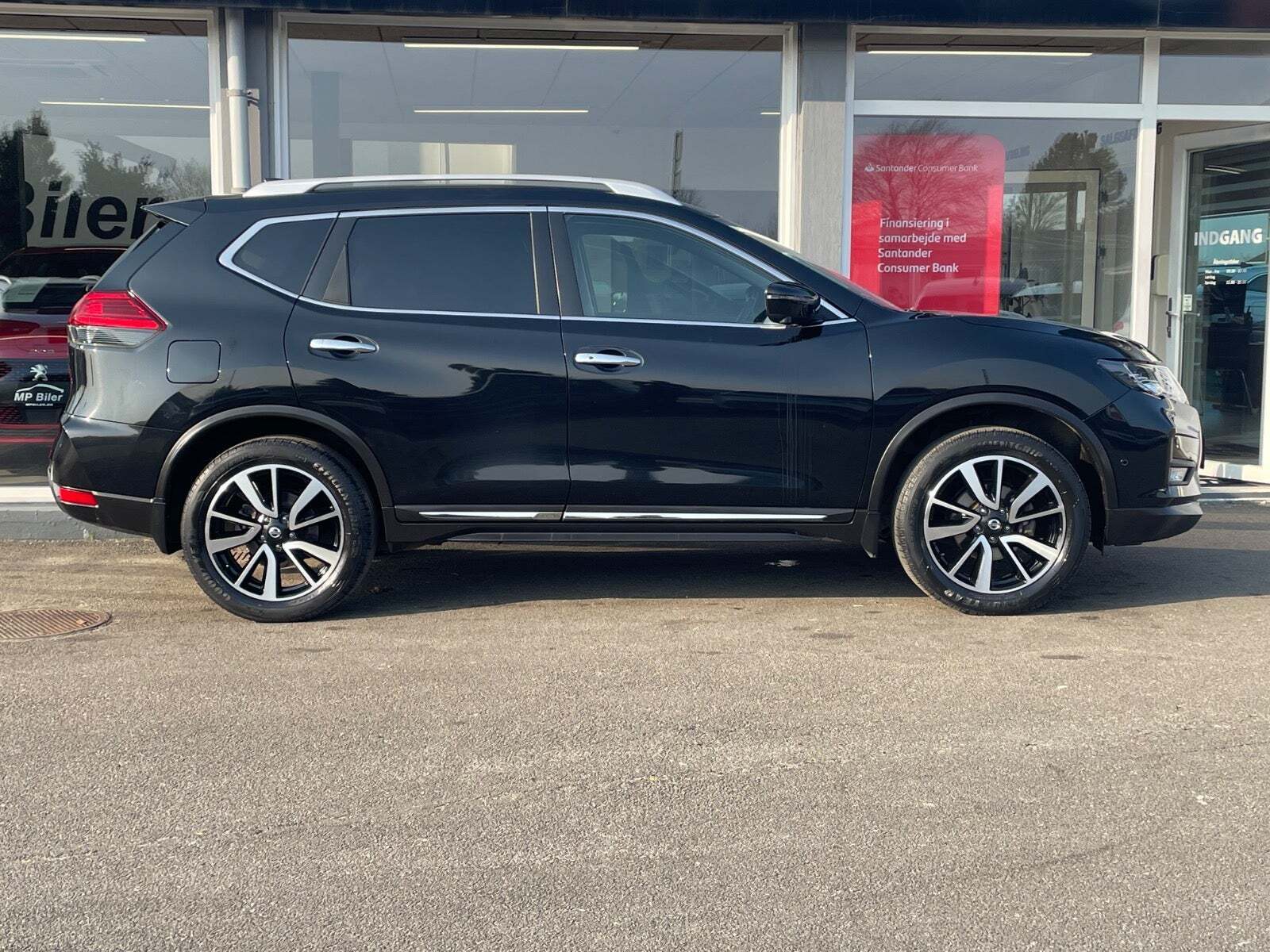 Sort Nissan X-Trail fra 2018