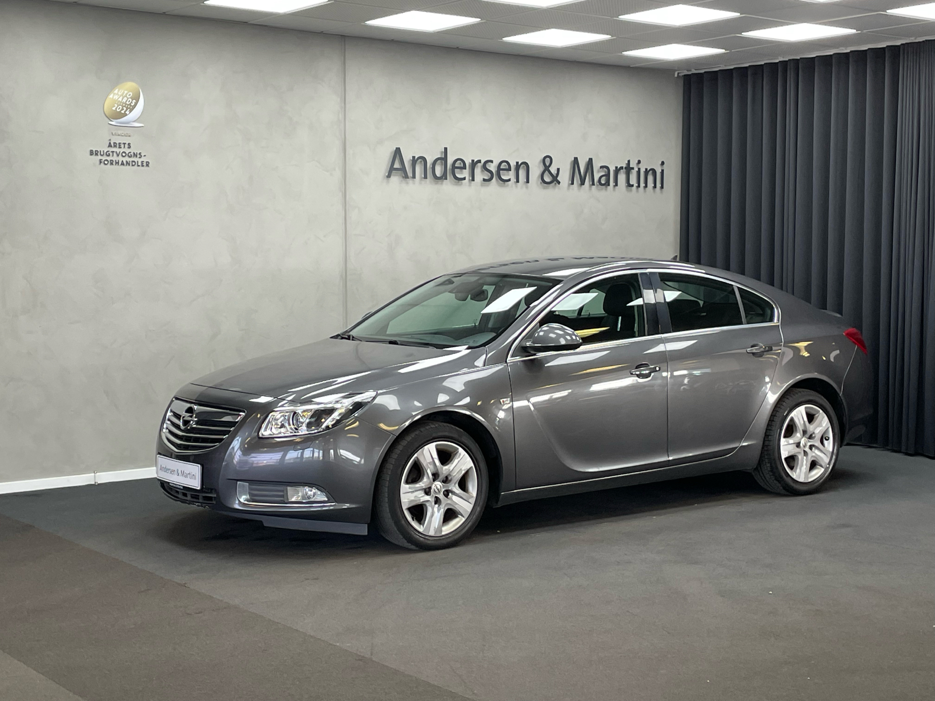 Grå Opel Insignia fra 2013 set udefra