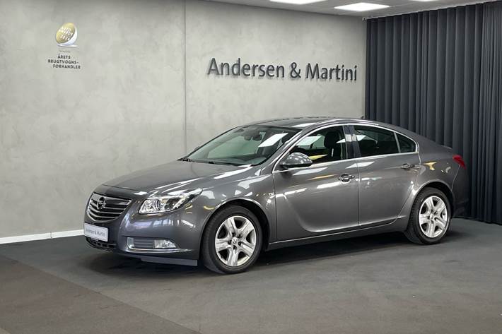 Grå Opel Insignia fra 2013 set udefra