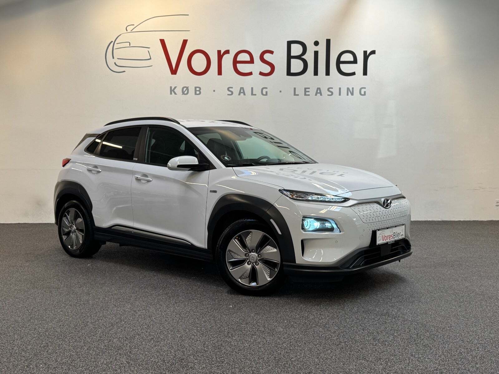 Hvid Hyundai Kona fra 2020 set udefra