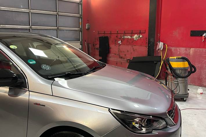 Grå Peugeot 308 fra 2018