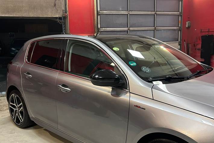 Grå Peugeot 308 fra 2018