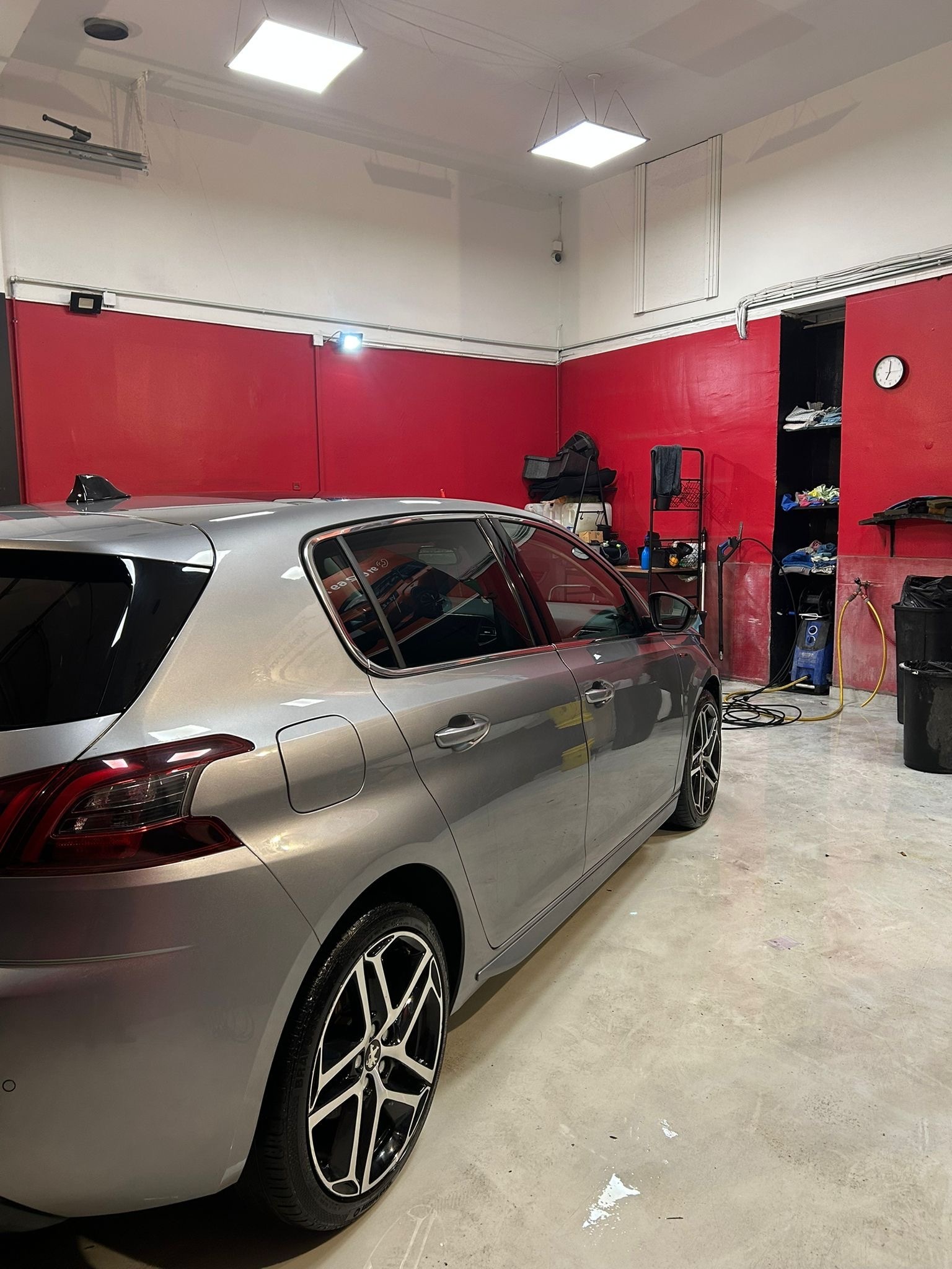 Grå Peugeot 308 fra 2018