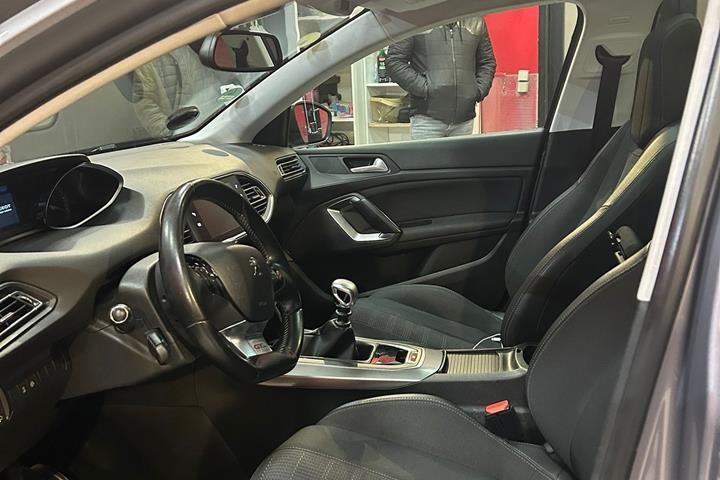 Grå Peugeot 308 fra 2018