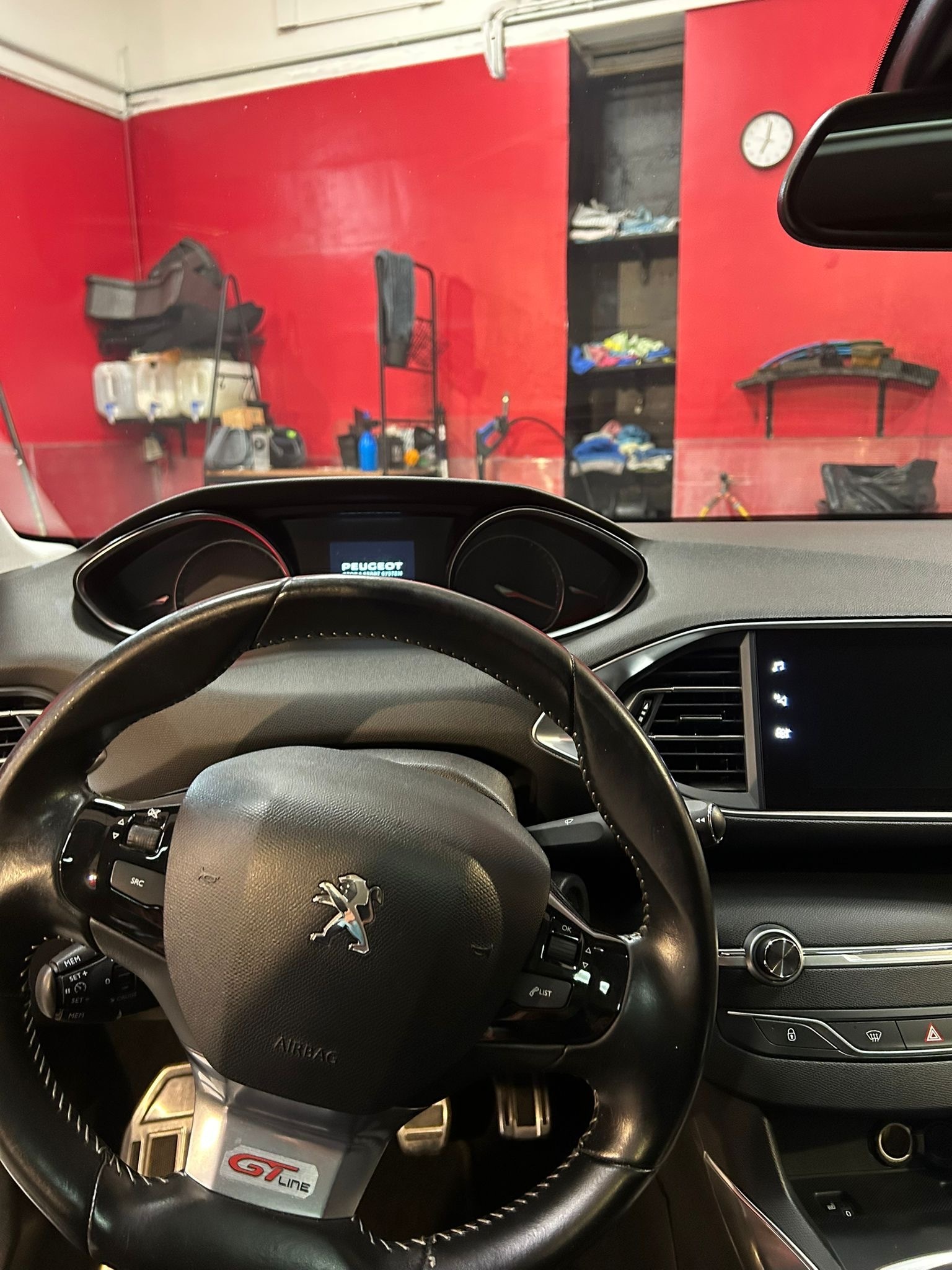 Grå Peugeot 308 fra 2018