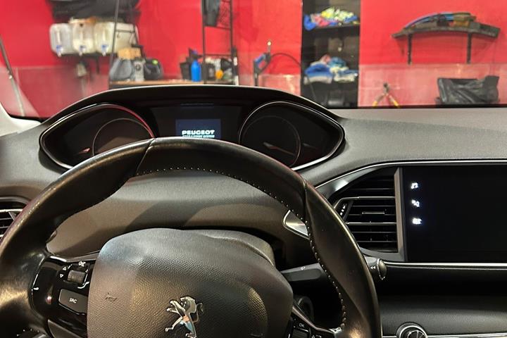 Grå Peugeot 308 fra 2018