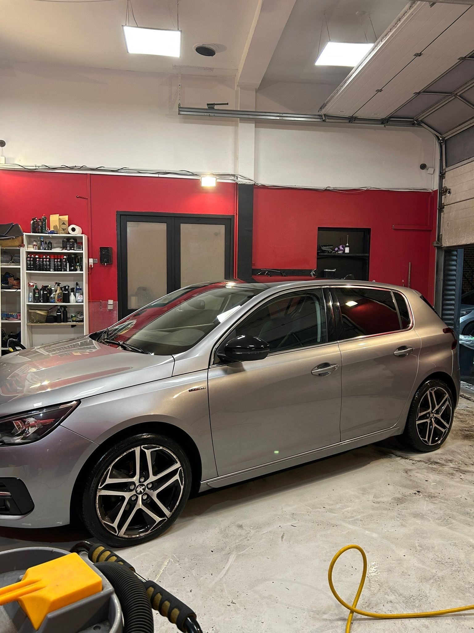 Grå Peugeot 308 fra 2018