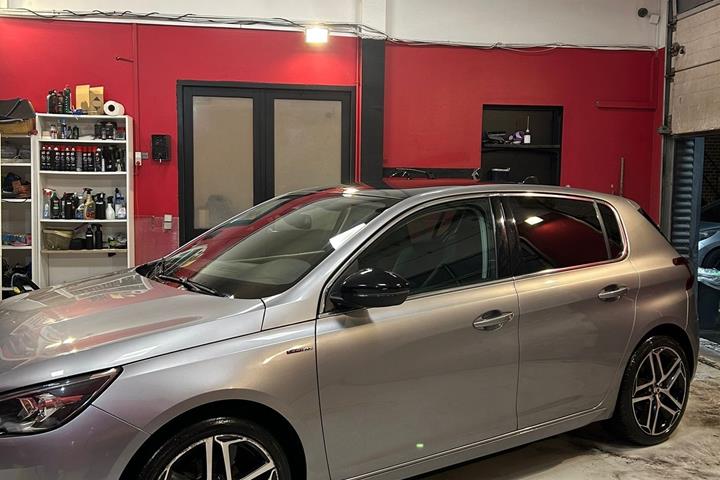Grå Peugeot 308 fra 2018