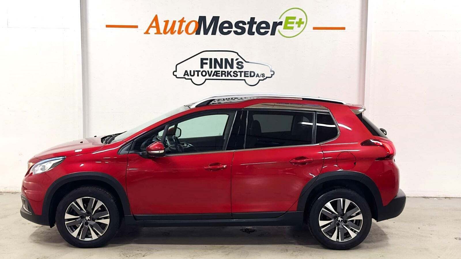 Rød Peugeot 2008 fra 2019