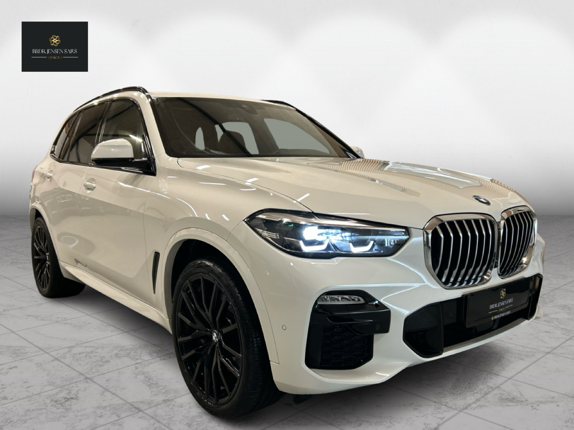 Hvid BMW X5 fra 2020 set udefra
