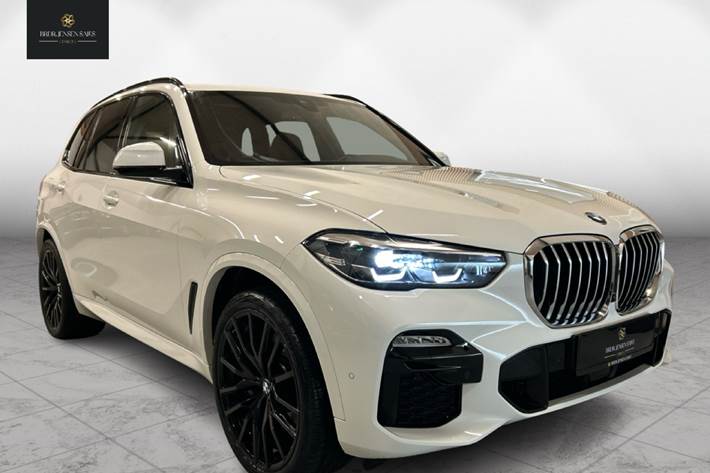 Hvid BMW X5 fra 2020 set udefra