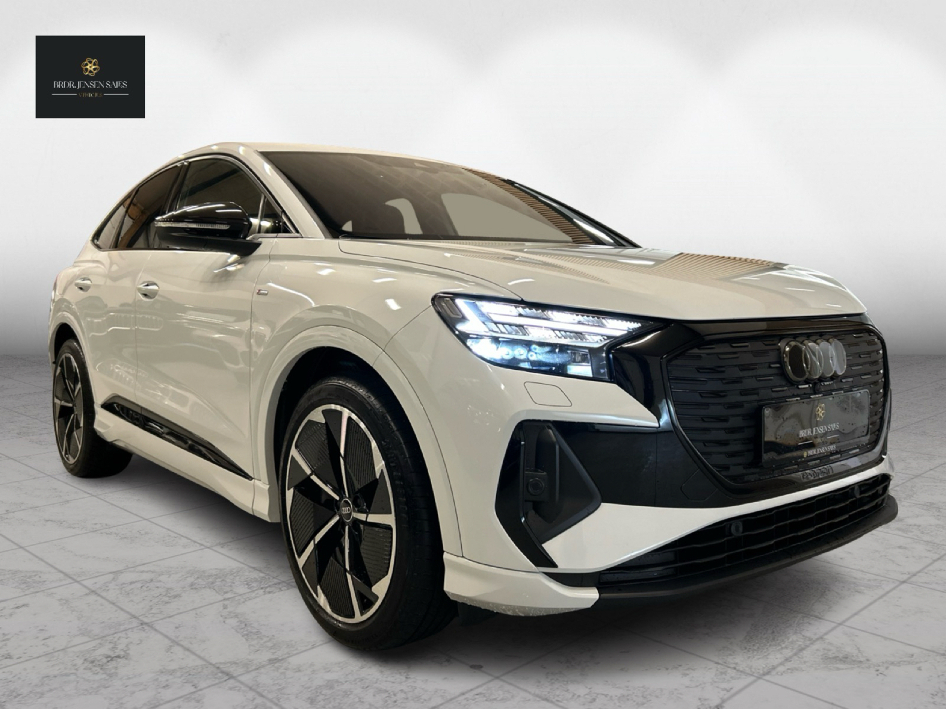Hvid Audi Q4 fra 2022 set udefra