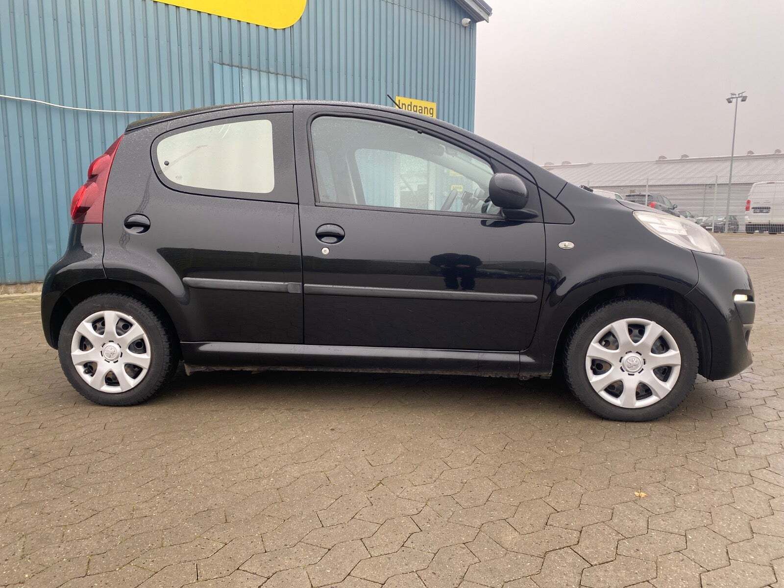 Sort Peugeot 107 fra 2014