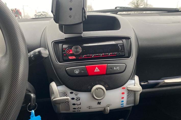 Sort Peugeot 107 fra 2014