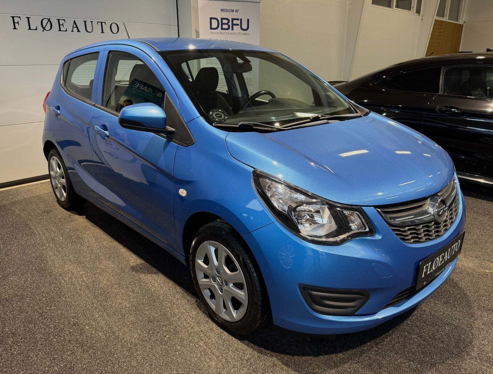 Blå Opel Karl fra 2016 set udefra