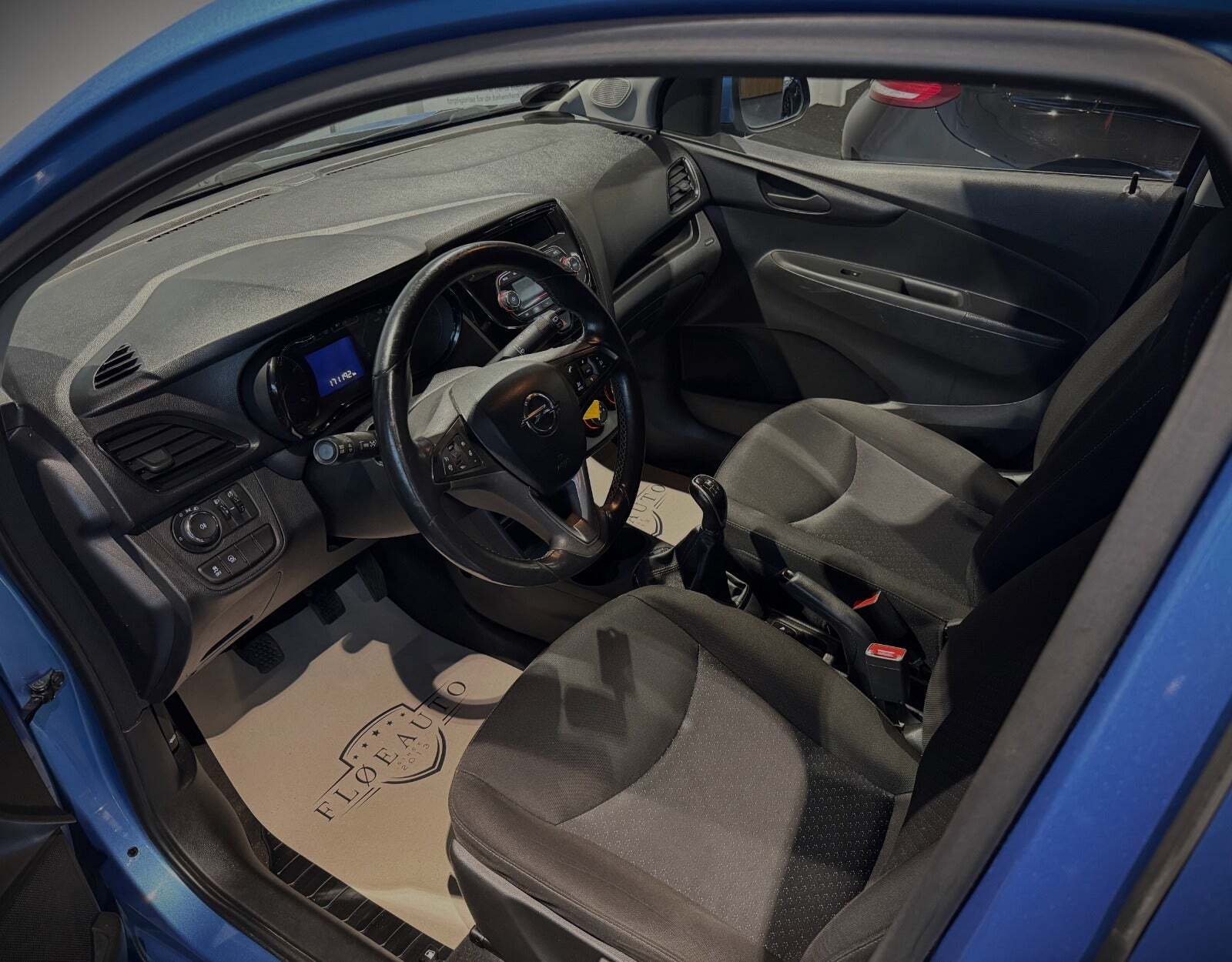 Blå Opel Karl fra 2016