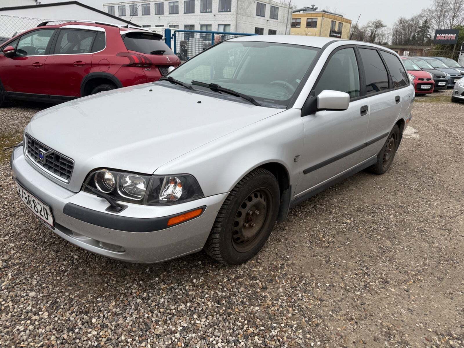 Grå Volvo V40 fra 2003 set udefra