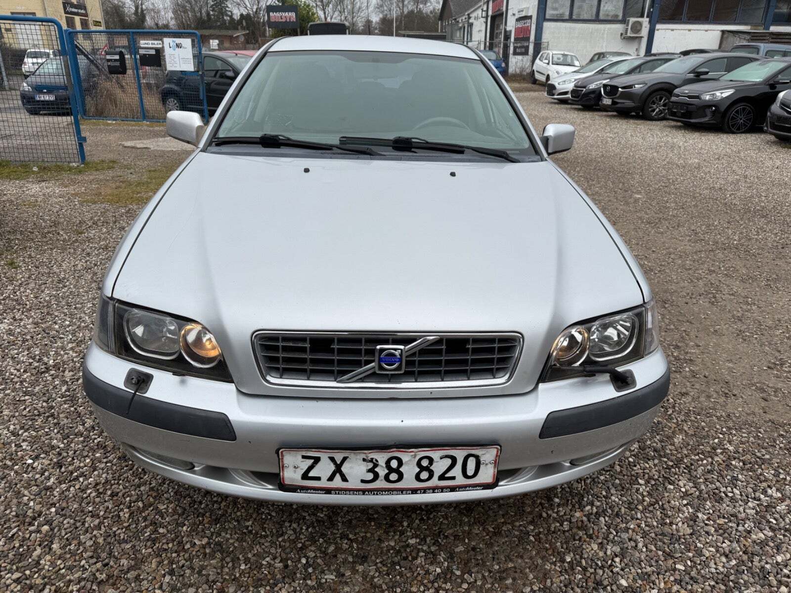 Grå Volvo V40 fra 2003