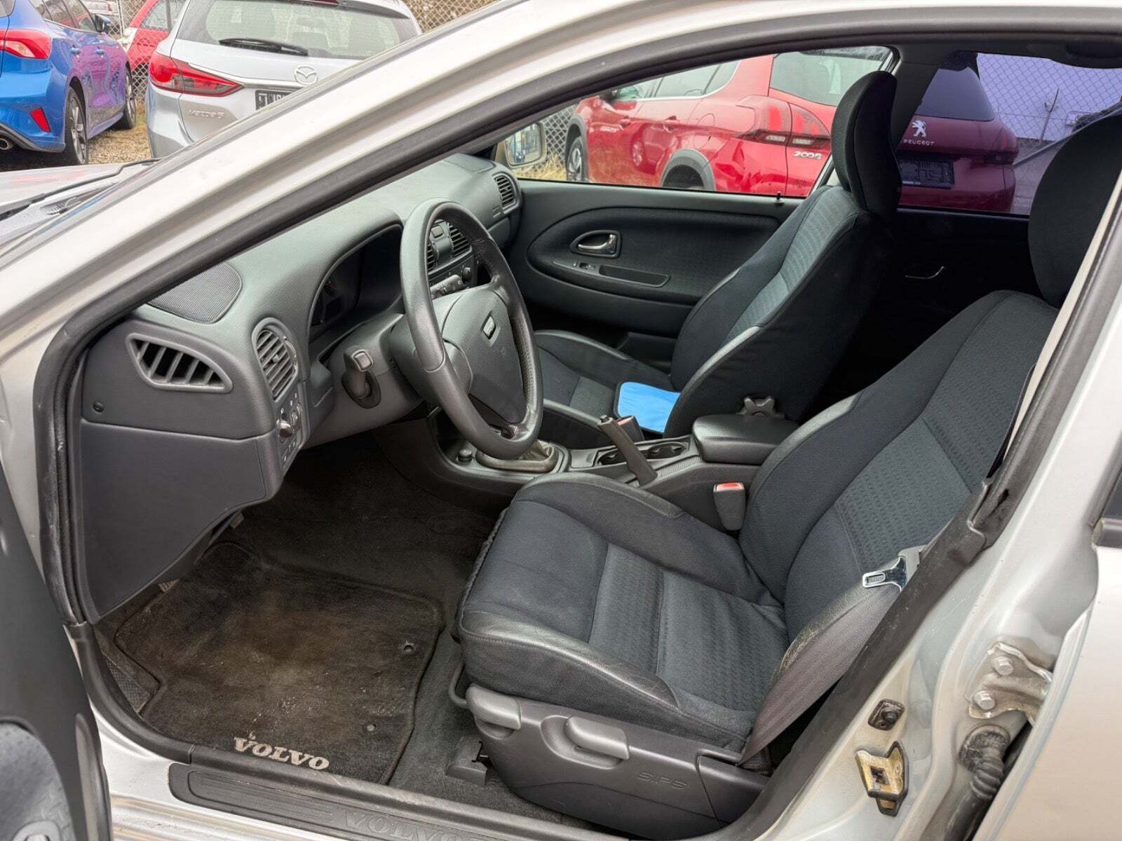 Grå Volvo V40 fra 2003