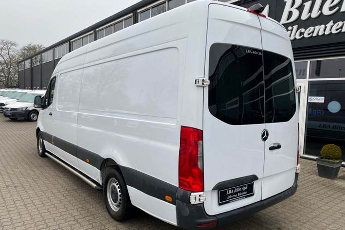 Hvid Mercedes Sprinter 314 fra 2018 set udefra