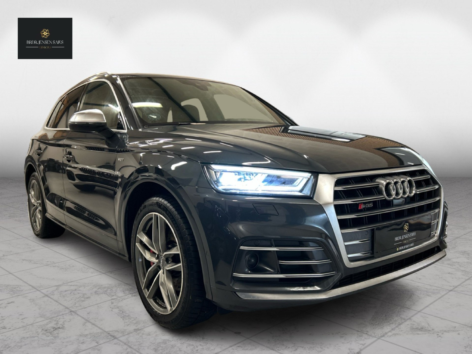 Grå Audi SQ5 fra 2017 set udefra