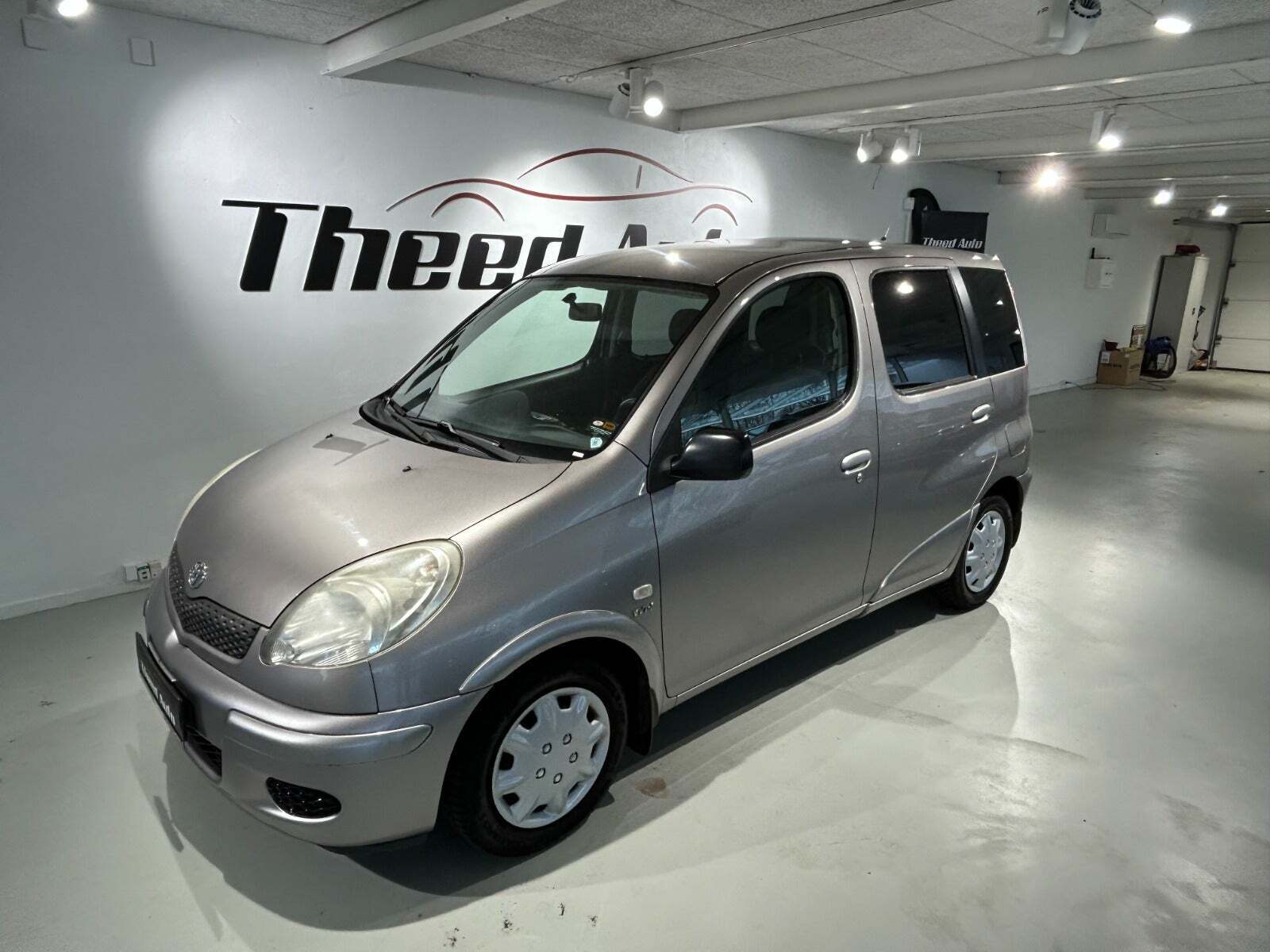 Grå Toyota Yaris Verso fra 2005 set udefra