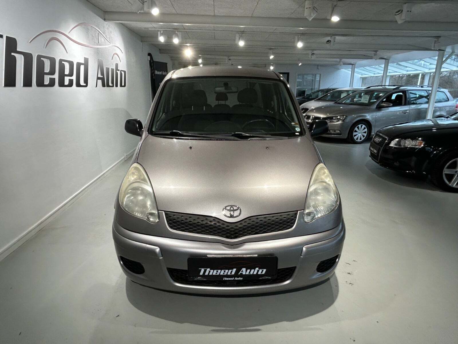 Grå Toyota Yaris Verso fra 2005 set udefra