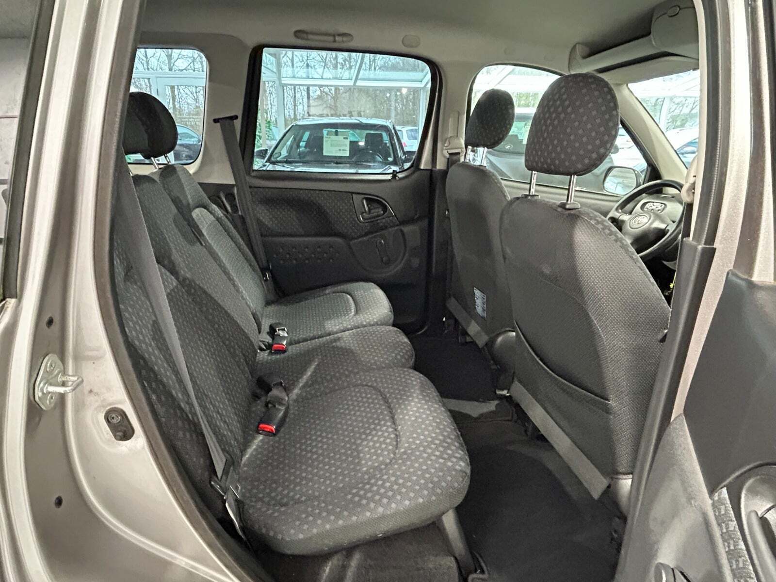 Grå Toyota Yaris Verso fra 2005